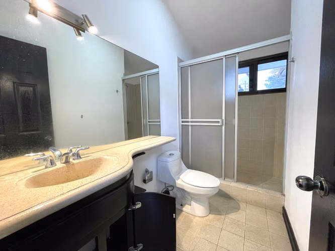 VENTA DE CASA AMPLIA, EN CONDOMINIO, GUACHIPELÍN, ESCAZÚ - Imagen 11