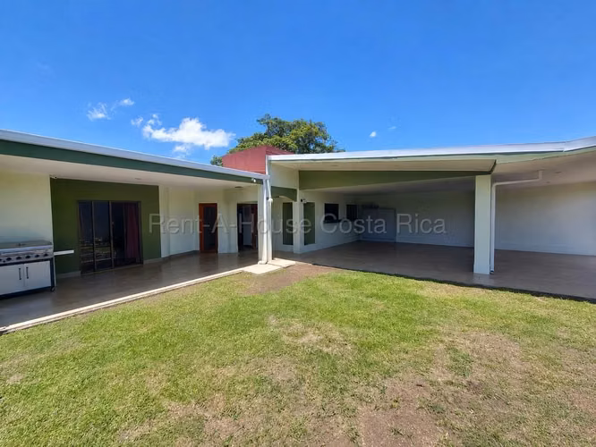Venta de casa de una planta con jardín en Santo Domingo de Heredia - Imagen 1