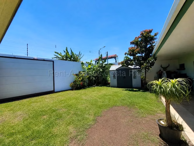 Venta de casa de una planta con jardín en Santo Domingo de Heredia - Imagen 2
