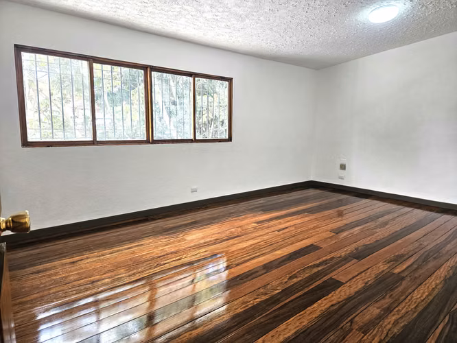 CASA COMERCIAL | 340 m² | USO DE SUELO COMERCIAL | 5 PARQUEOS - Imagen 4