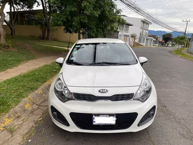 Kia Rio 2014 Automático GLP | 140.569 km | Excelente Estado