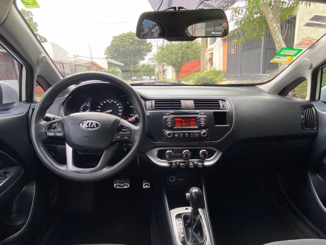 Kia Rio 2014 Automático GLP | 140.569 km | Excelente Estado