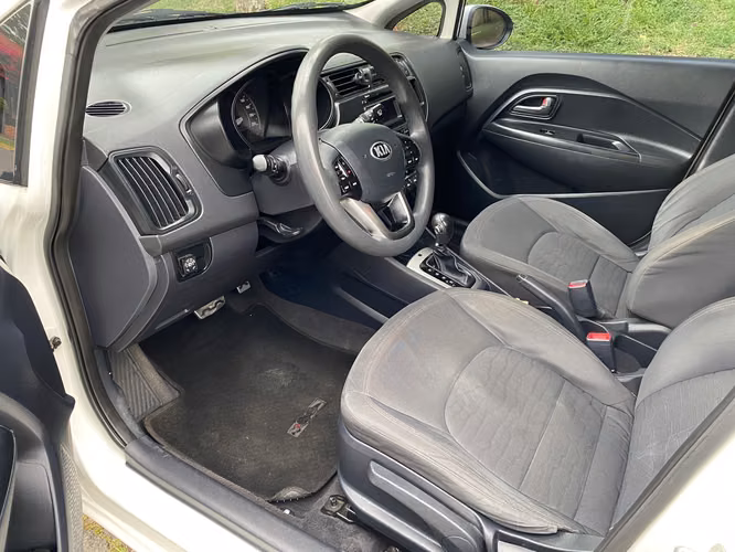 Kia Rio 2014 Automático GLP | 140.569 km | Excelente Estado