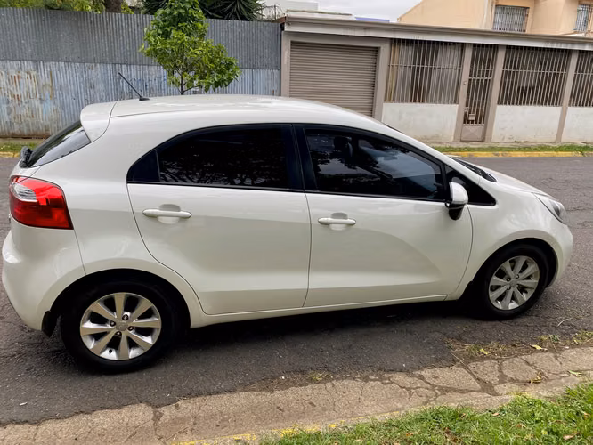 Kia Rio 2014 Automático GLP | 140.569 km | Excelente Estado