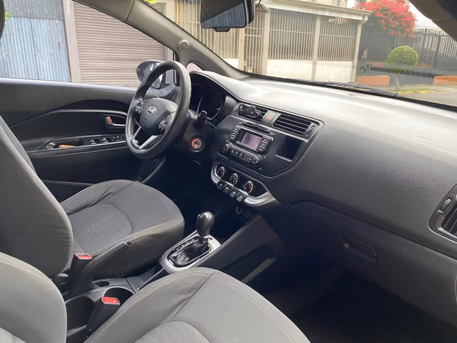 Kia Rio 2014 Automático GLP | 140.569 km | Excelente Estado