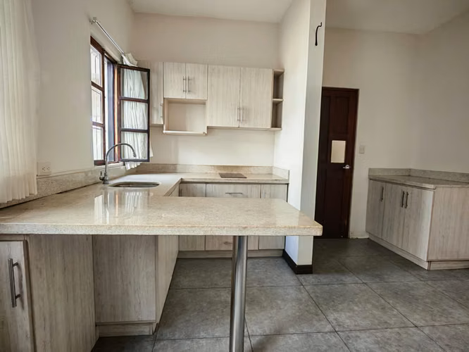 Alquilo apartamento en La Uruca Cerca Hospital del Trauma. Servicios incluidos.