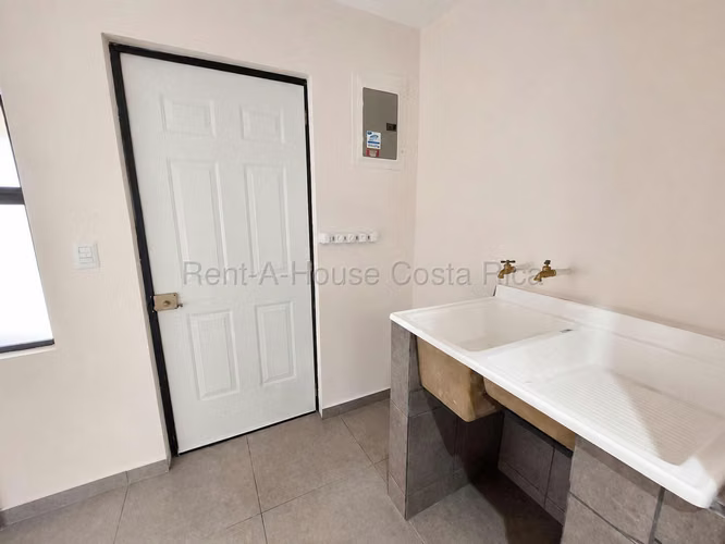 Venta de Casa con terraza y amplio patio en San Francisco de Heredia - Imagen 9