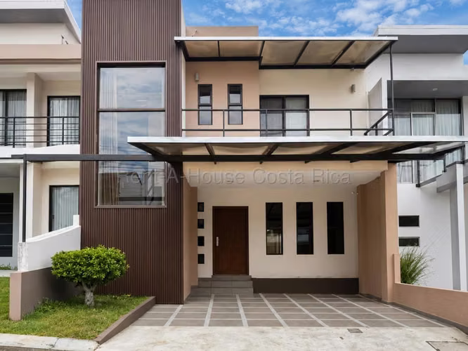 Venta de Casa con terraza y amplio patio en San Francisco de Heredia