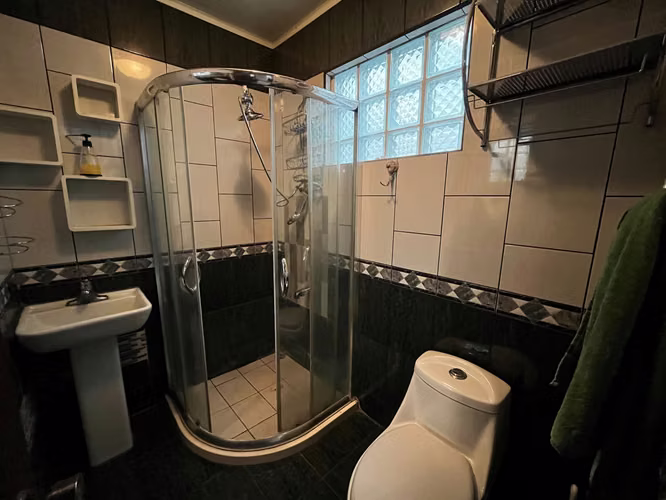 ¡Se alquila amplia casa en Rohrmoser – Excelente ubicación! - Imagen 7