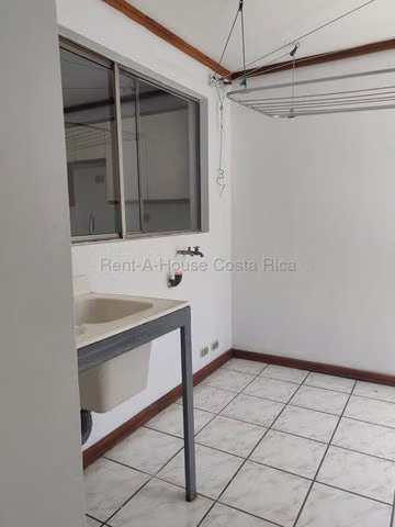 Apartamento de dos plantas en Condominio Villas Jade, Tibas EB26-2235 - Imagen 9