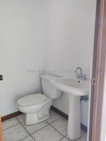 Apartamento de dos plantas en Condominio Villas Jade, Tibas EB26-2235 - Imagen 6