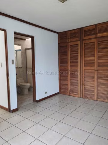 Apartamento de dos plantas en Condominio Villas Jade, Tibas EB26-2235 - Imagen 11