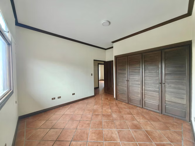 Escazú, Guachipelin  Se Vende Encantadora y Espaciosa Casa en Condominio con  Jardín - Imagen 2