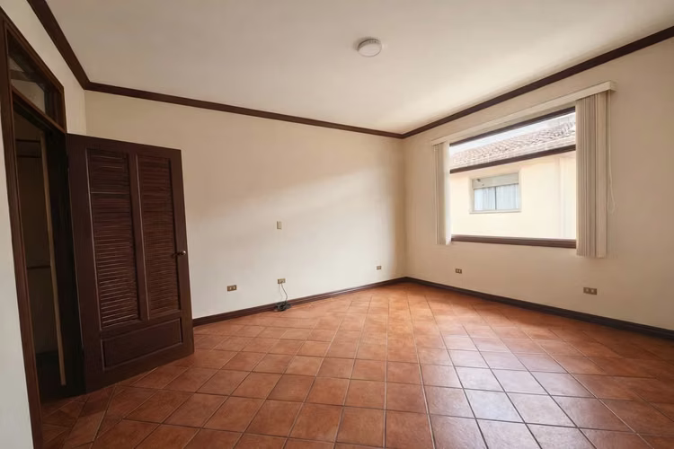 Escazú, Guachipelin  Se Vende Encantadora y Espaciosa Casa en Condominio con  Jardín - Imagen 9