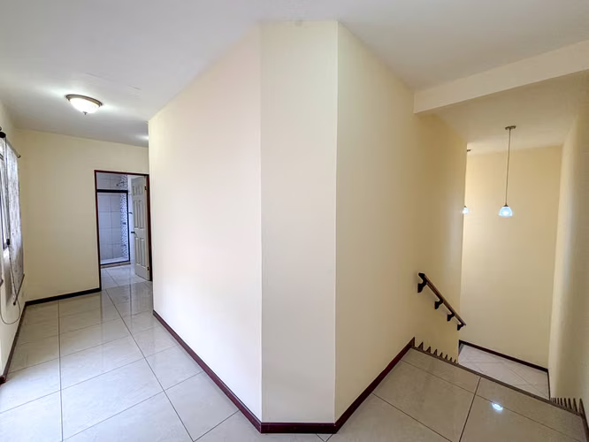 Casa en alquiler con 2 parqueos techados y entrada independiente - Imagen 3