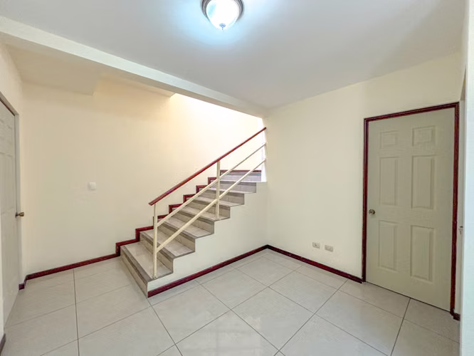 Casa en alquiler con 2 parqueos techados y entrada independiente - Imagen 11