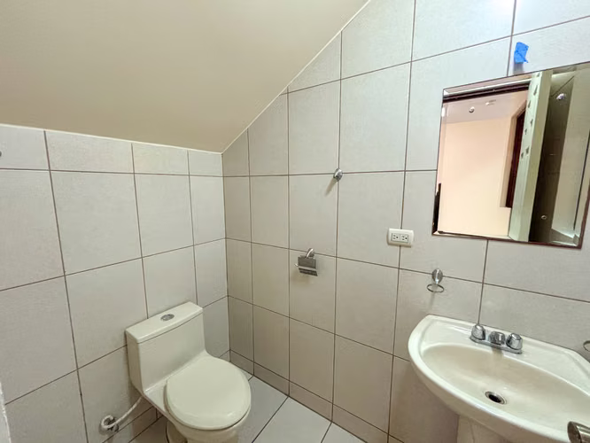 Casa en alquiler con 2 parqueos techados y entrada independiente - Imagen 10