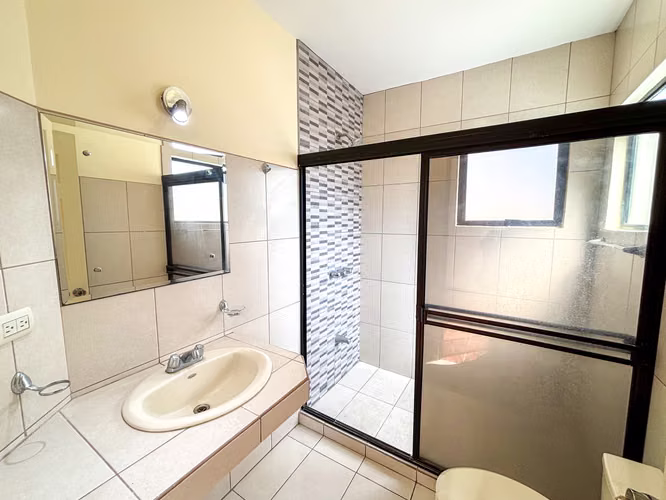 Casa en alquiler con 2 parqueos techados y entrada independiente - Imagen 9