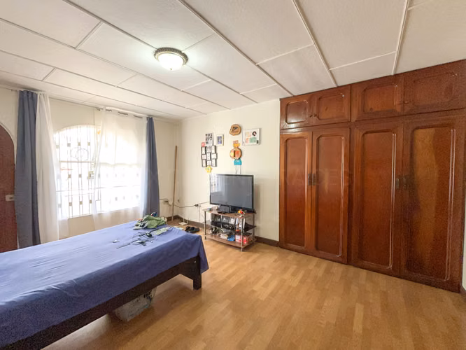 Casa amplia con terraza, jardín privado y 4 parqueos | San Vicente de Moravia - Imagen 10