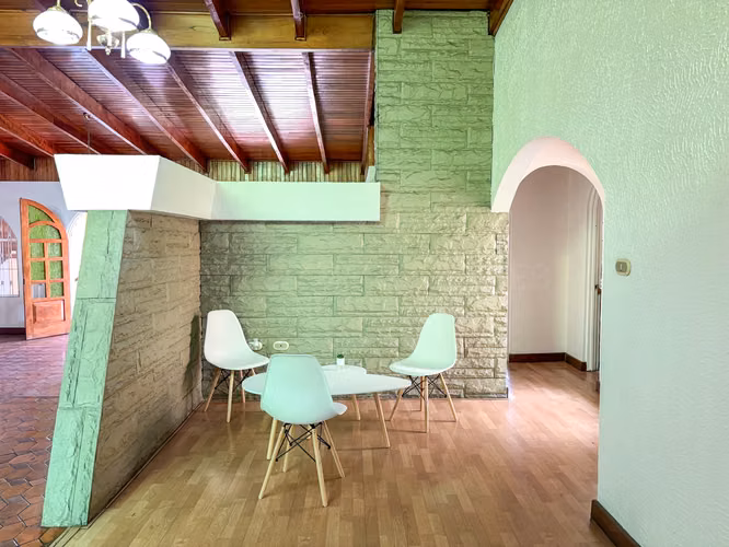 Casa amplia con terraza, jardín privado y 4 parqueos | San Vicente de Moravia - Imagen 5