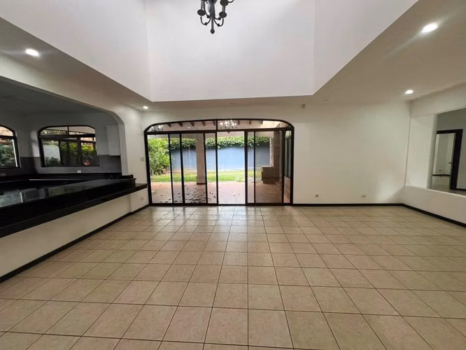 Alquiler y venta de casa en condominio en piedades de santa ana - Imagen 2