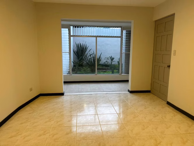 Casa remodelada vista 180°/ 3hab (1 en primer nivel) + servicio