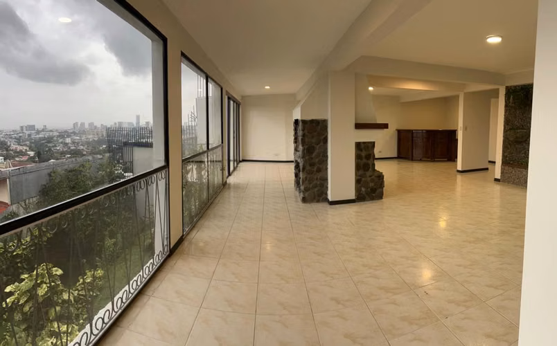 REBAJADA Casa remodelada, con vista 180° – Escazú - Imagen 12