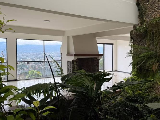 Casa remodelada vista 180°/ 3hab (1 en primer nivel) + servicio