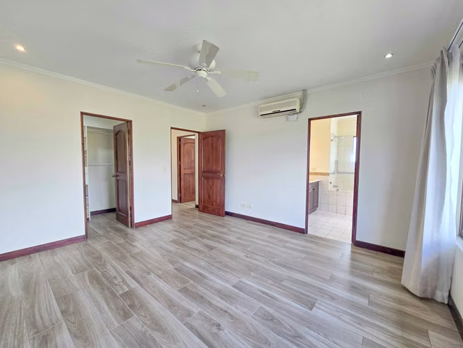 PUERTA DE HIERRO SANTA ANA! CONDO DE 3 HABIT. CON JARDIN - Imagen 16