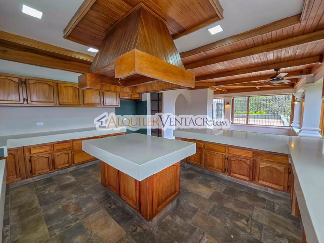 CASA DE UN NIVEL DE 900 M2 Y 3.500 M2 DE LOTE CON VISTAS EN ESCAZU - Imagen 8