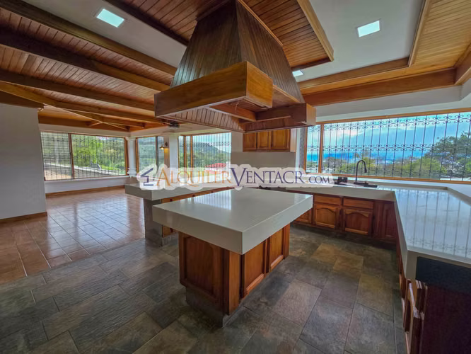 CASA DE UN NIVEL DE 900 M2 Y 3.500 M2 DE LOTE CON VISTAS EN ESCAZU - Imagen 7