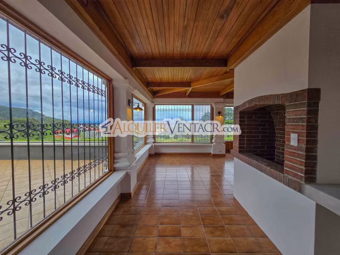 CASA DE UN NIVEL DE 900 M2 Y 3.500 M2 DE LOTE CON VISTAS EN ESCAZU - Imagen 13