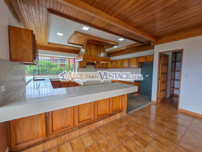 CASA DE UN NIVEL DE 900 M2 Y 3.500 M2 DE LOTE CON VISTAS EN ESCAZU - Imagen 5