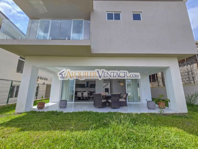 CONDO AMUEBLADO DE 305 M2 CON 546 M2 DE LOTE EN GUACHIPELIN ESCAZU