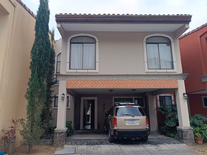 Escazu, San  Antonio linda casa en condominio, con muebles,