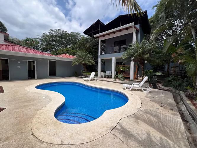 Residencia Privada con Piscina, 2 Apartamentos y Oficina en Lindora