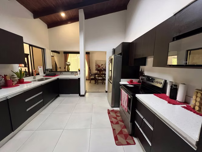 Residencia Privada con Piscina, 2 Apartamentos y Oficina en Lindora - Imagen 3