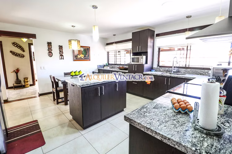 CASA DE UN NIVEL CON 600 M2 LOTE EN TREJOS MONTEALEGRE ESCAZU - Imagen 10