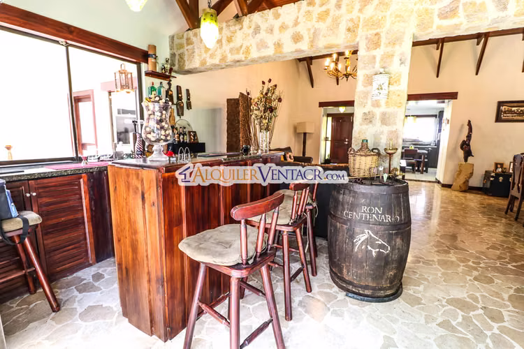 CASA DE UN NIVEL CON 600 M2 LOTE EN TREJOS MONTEALEGRE ESCAZU - Imagen 4