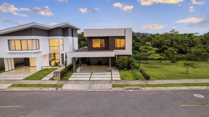 Su Nuevo Hogar en Hacienda Los Reyes: Modernidad y Entorno Natural