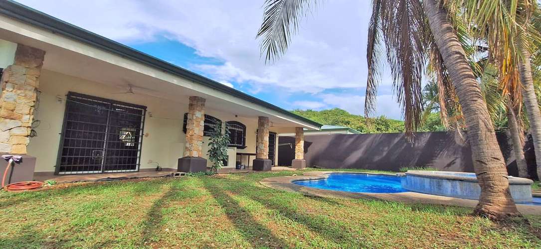 Amplia villa con jardín y piscina, a solo 5 km de Playas del Coco