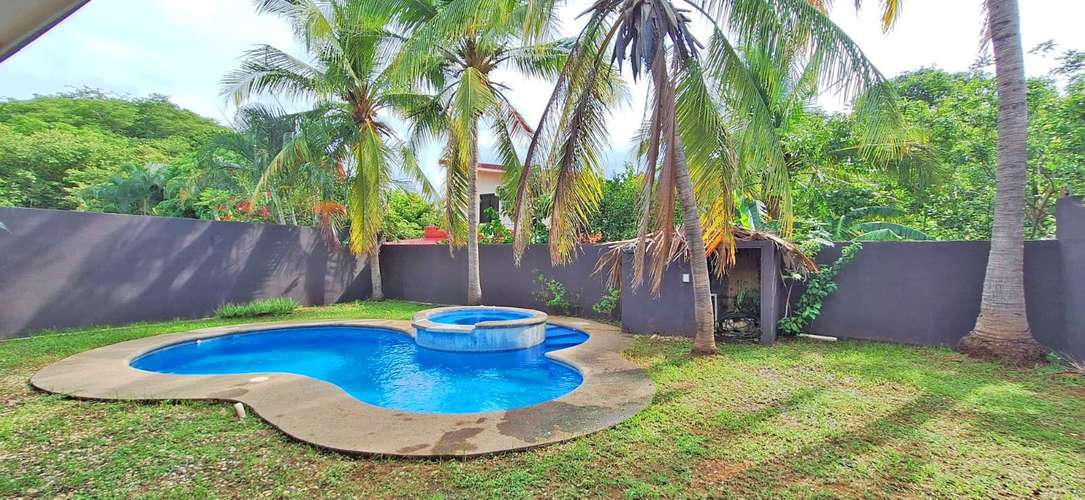 Amplia villa con jardín y piscina, a solo 5 km de Playas del Coco