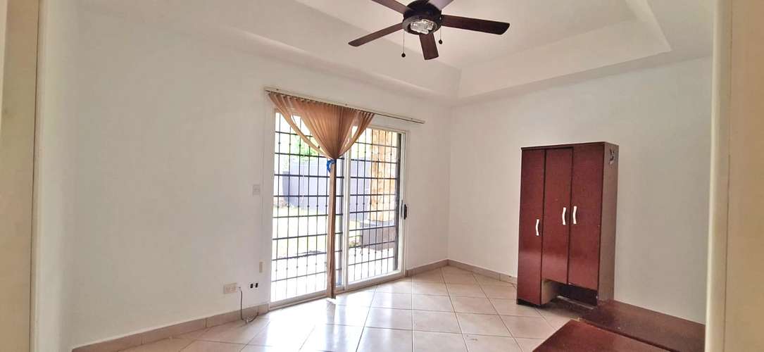 Amplia villa con jardín y piscina, a solo 5 km de Playas del Coco