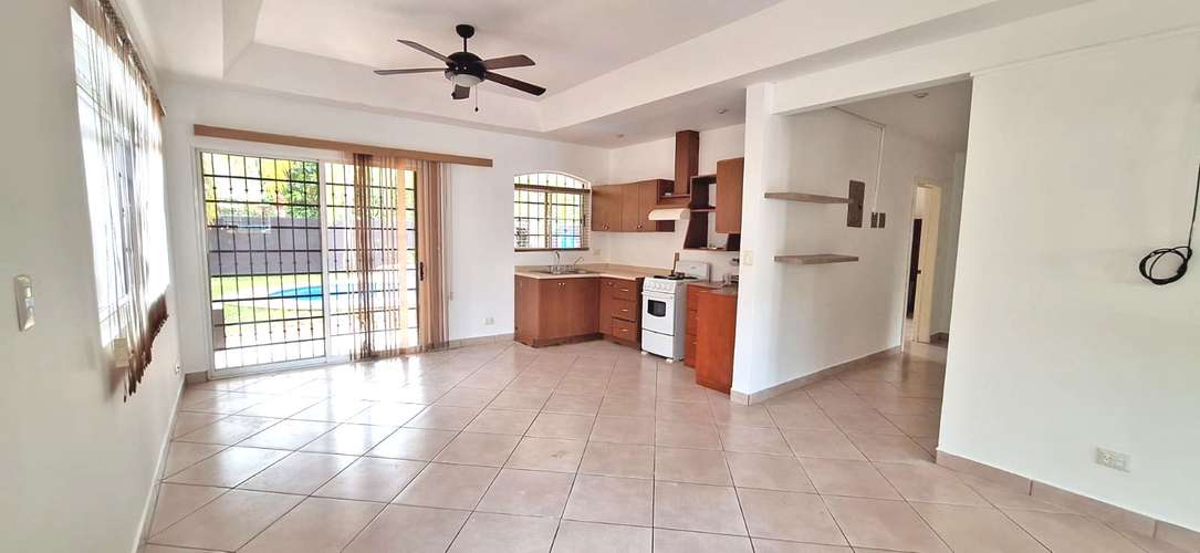 Amplia villa con jardín y piscina, a solo 5 km de Playas del Coco