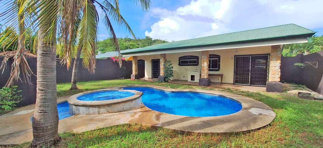 Amplia villa con jardín y piscina, a solo 5 km de Playas del Coco