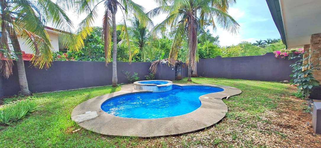 Amplia villa con jardín y piscina, a solo 5 km de Playas del Coco