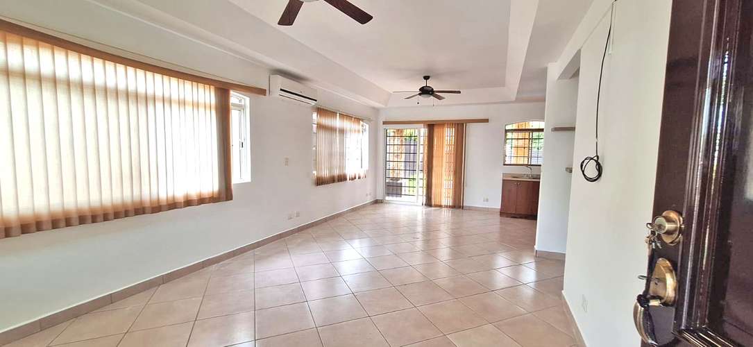 Amplia villa con jardín y piscina, a solo 5 km de Playas del Coco