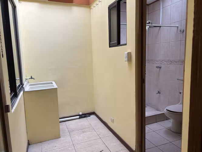 Alquilo casa de 1 planta en Escazú. - Imagen 6