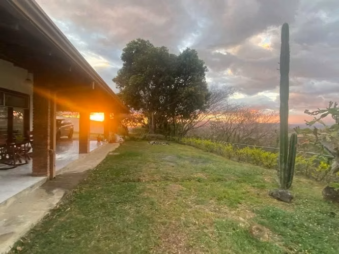 Venta de casa de un nivel rebajada piedades santa ana uso suelo mixto y alta densidad - Imagen 3
