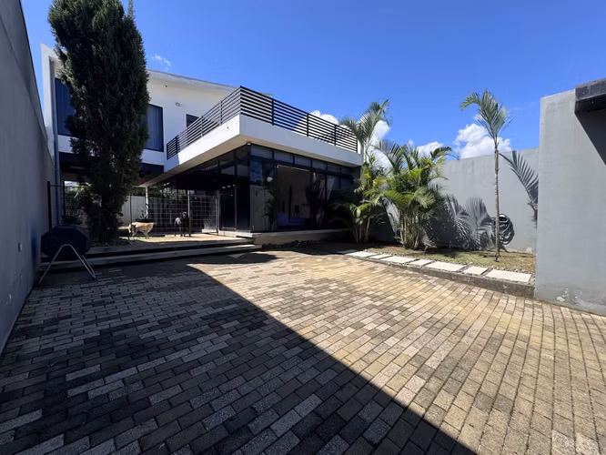 Venta de Hermosa Casa Contemporánea en Residencial Privado